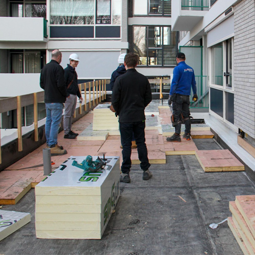 workers placing reused insulation on the facade at the rivierenhuis