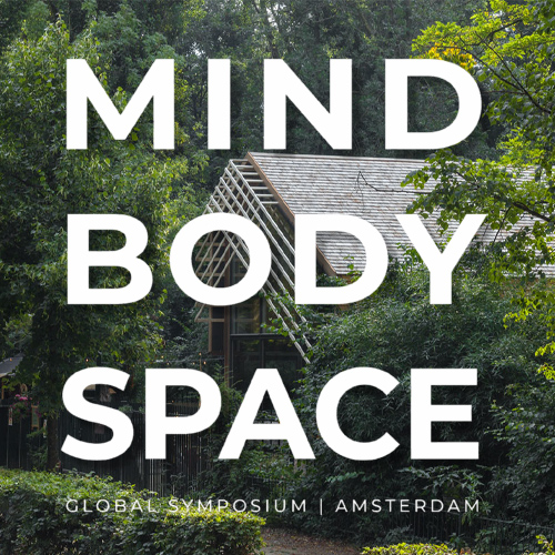 Aankondiging van het Mind Body Space Global Symposium in Amsterdam, met grote witte letters over een foto van een houten paviljoen verscholen tussen weelderig groen. DOOR architecten.